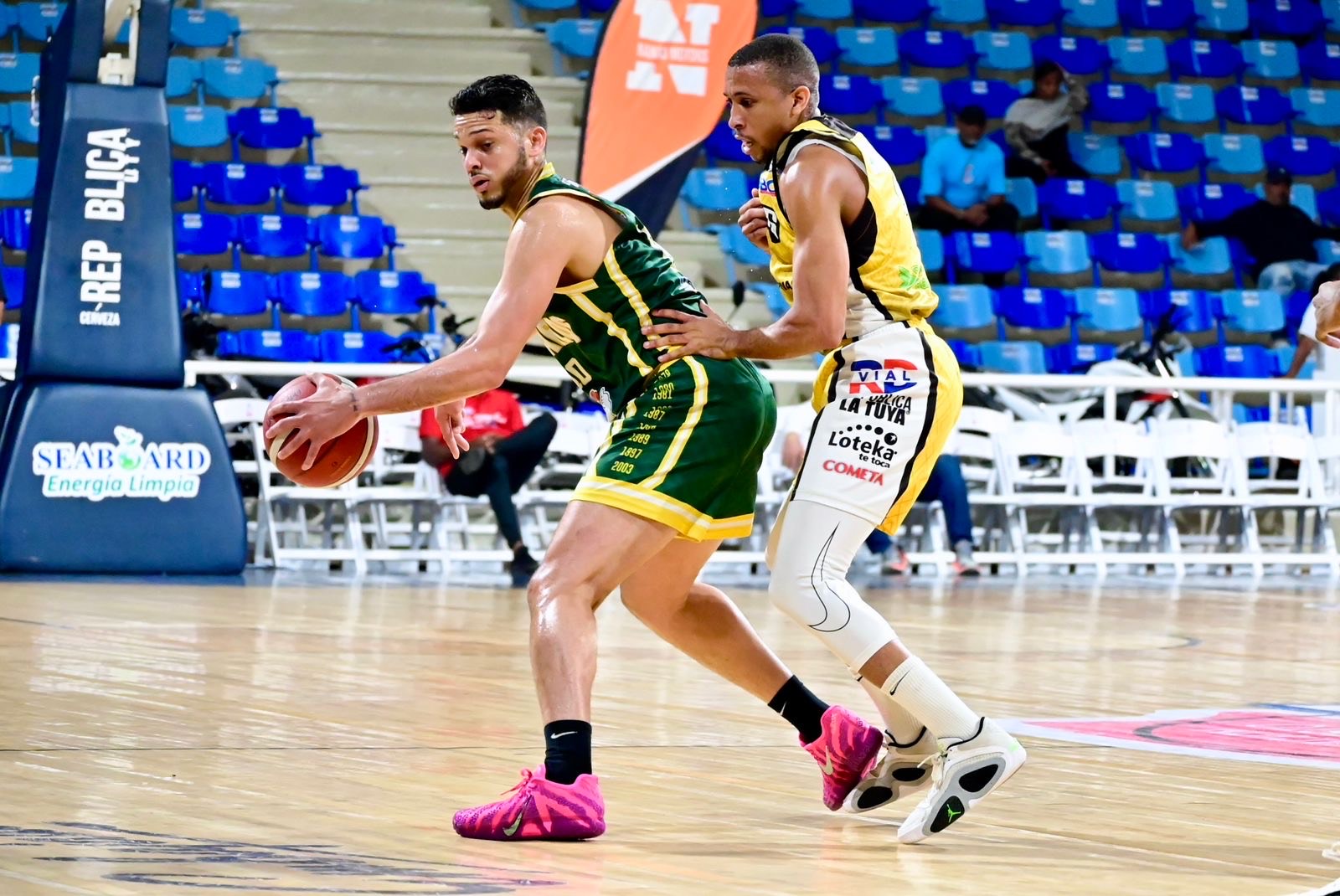 Eddy Polanco, de San Carlos, marcado por Roberto Tamárez, de Rafael Barias.