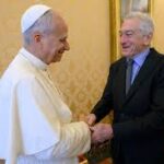 El Papa León XIV (izq.) recibiendo en audiencia al actor estadounidense Robert De Niro (der.) en el Palacio Apostólico de la Ciudad del Vaticano