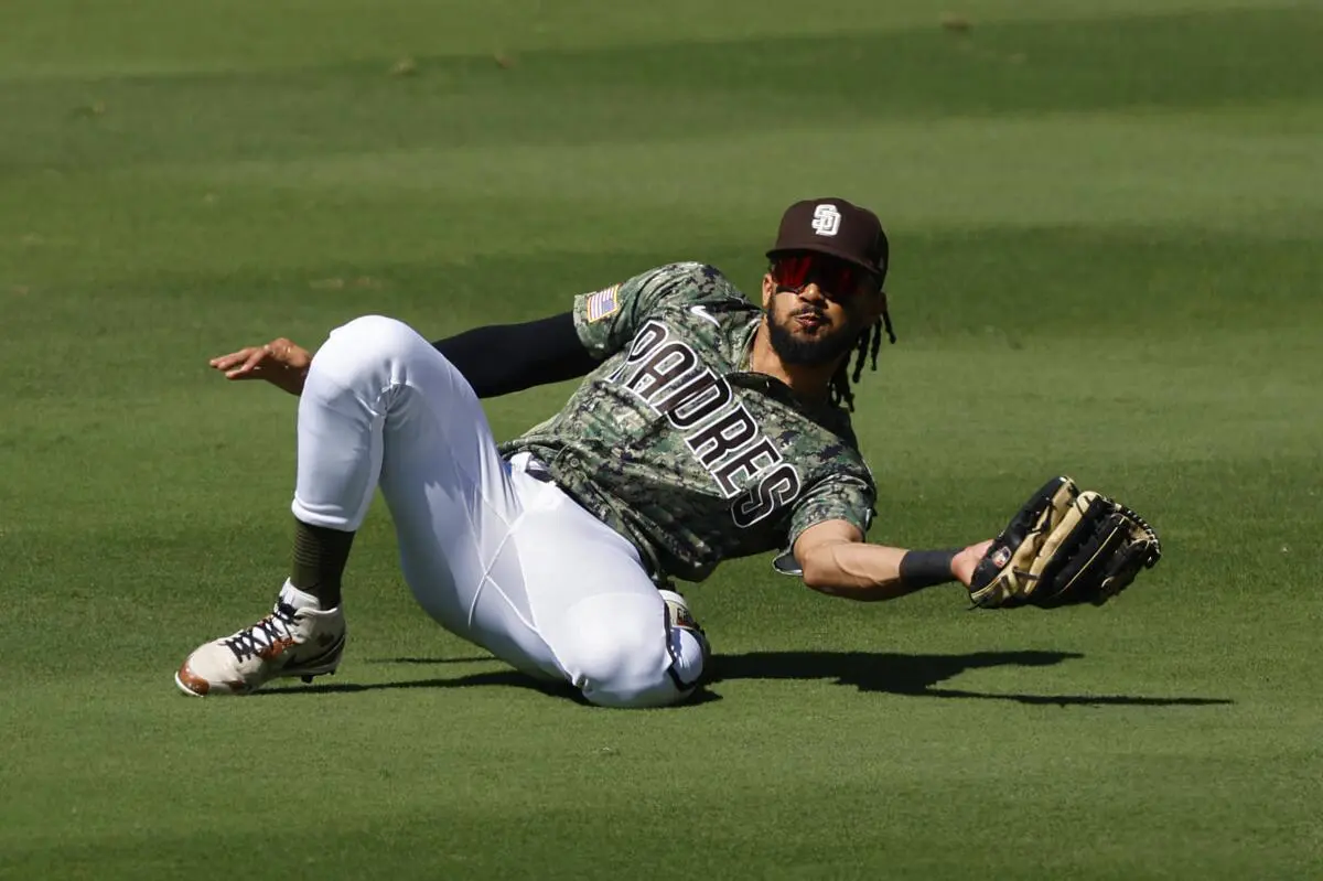 Fernando Tatis Jr en faena defensiva en el jardín derecho con los Padres de San Diego.