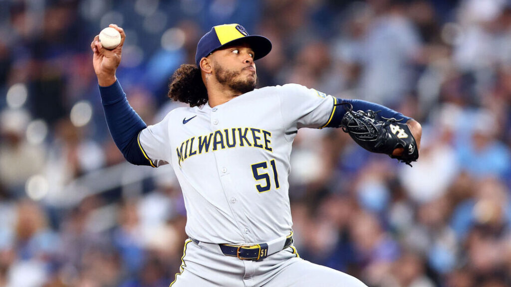 Freddy Peralta, estelar abridor de los Cerveceros de Milwaukee.