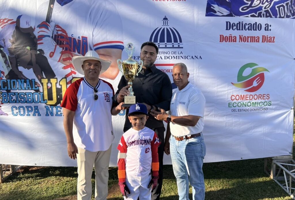 Nelson Cruz entrega a Juan Núñez y Eriberto Miranda Then la Gran Copa que se disputan los equipos.
