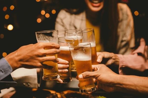 El Gobierno tailandés defiende que los cambios buscan proteger la salud pública y reducir el impacto social del consumo de alcohol.