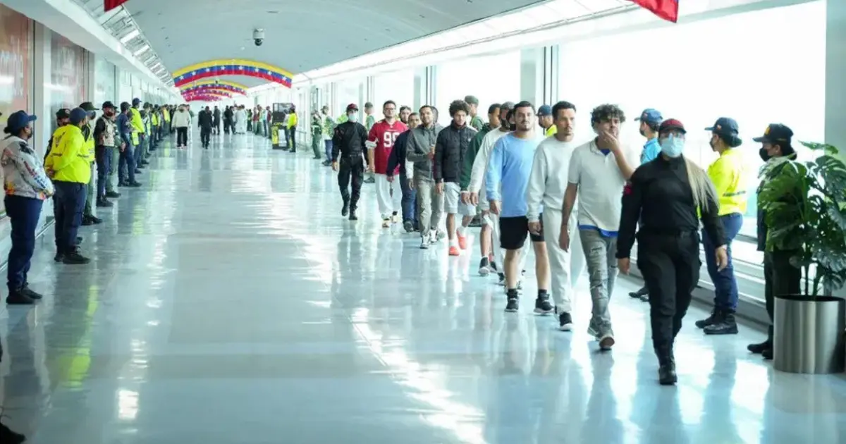 Venezuela asegura que EE.UU. pidió "permisos especiales" para enviar un vuelo de migrantes