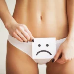 ¿Hasta qué edad se pueden mantener relaciones sexuales? La vida sexual no tiene límite y depende de múltiples factores orgánicos, psicológicos y hormonales Ana Ezquerra Giménez 31 MAR 2022 - 10:49 CEST Compartir en WhatsappCompartir en FacebookCompartir en TwitterCompartir en BlueskyCompartir en LinkedinCopiar enlace Senior sex Una pareja de mayores se besa en un parque. Morsa Images (Getty Images) La respuesta simple a la pregunta de hasta qué edad se pueden mantener relaciones sexuales es que no hay una edad límite, porque todo depende de múltiples factores. La vida sexual es un asunto muy privado, muy personal, que depende de muchas cosas. En el caso de las mujeres, como la esperanza de vida ha aumentado mucho en los últimos años, la etapa de la menopausia representa prácticamente un tercio de la vida, es decir, es una etapa muy larga. Las mujeres tienen la menopausia alrededor de los 50-55 años y su esperanza de vida media puede llegar hasta los 85. En esta etapa tienen lugar algunos cambios hormonales: se produce una disminución de las hormonas llamadas estrógenos y testosterona, que estimulan el deseo sexual, la libido, y que favorecen que los tejidos del aparato genital, tanto externos como internos, estén en estado óptimo. Todo esto cambia en la fase de la menopausia. Y eso, claro está, influye en cómo son tanto el deseo como las relaciones sexuales en esa etapa de la vida de las mujeres. Por lo tanto, la edad hasta la que se mantienen las relaciones sexuales es adaptativa, cada mujer se adapta en función de múltiples factores: del tipo de pareja que tiene, de cómo es esa pareja, de los intereses que tiene esa mujer, de en qué fase hormonal está, de si toma o no tratamiento hormonal sustitutivo. Además, hay que contar también con que a veces, con la edad, las mujeres pueden tener problemas orgánicos: pueden tener un cáncer de mama o de otro tipo, un descenso de la vejiga que les produzca una incontinencia urinaria... Es decir, hay factores orgánicos que influyen mucho a la hora de tener o no relaciones sexuales óptimas. Esto en cuanto a las mujeres, pero si hablamos de los varones, ellos no tienen una menopausia como las mujeres, a ellos el nivel de testosterona, que es la que les estimula el deseo sexual, se les mantiene constante a lo largo de la vida. De hecho, hay hombres que a los 80 años o más tienen hijos. Pero aunque las hormonas masculinas no decaen con la edad, como ocurre con las femeninas, los varones también pueden tener problemas orgánicos: cáncer de próstata o cualquier otra patología prostática u otros factores orgánicos que también influyen en la actividad sexual: hipertensión, tratamiento para la diabetes, etc. Y estos son factores que dificultan las erecciones y su mantenimiento óptimo. IN ENGLISH At what age do people stop having sexual relations? Además de los factores hormonales y orgánicos, en el deseo sexual tanto de las mujeres como de los varones influyen también factores psicológicos. No es lo mismo convivir con una pareja cuarenta o cincuenta años que tener una novedad. Es decir, que la respuesta a la pregunta sería que no hay ningún límite de edad para mantener relaciones sexuales y que depende de cada persona. Y también que tanto en las mujeres como en los hombres de edad más avanzada sí es frecuente que se presenten problemas que las dificulten. La solución, en el caso de las mujeres, la ayuda que ofrecemos los profesionales sanitarios, son los tratamientos hormonales sustitutivos que engloban un mundo de cosas. Existen tratamientos orales, tópicos, vía vaginal, etc. que sustituyen a las hormonas (estrógenos y testosterona) y que ayudan a resolver problemas de falta de libido y de sequedad vulvar y vaginal, facilitando mucho las relaciones sexuales. Además, en los últimos diez años se ha desarrollado mucho todo lo relacionado con la cirugía estética vaginal, que es algo que algunas pacientes reclaman porque lo necesitan y que psicológicamente les va muy bien. Si la persona está bien y tiene ganas, se pueden mantener relaciones sexuales sin tope de edad. Pero no hay que olvidar que con el paso de los años suelen aparecer problemas que las dificultan. Pero para eso estamos los profesionales sanitarios, para solucionarlo. Ana Ezquerra Giménez es ginecóloga Pregunta enviada vía email por A.C. Coordinación y redacción: Victoria Toro Nosotras respondemos es un consultorio científico semanal, patrocinado por la Fundación Dr. Antoni Esteve y el programa L’Oréal-Unesco ‘For Women in Science’, que contesta a las dudas de los lectores sobre ciencia y tecnología. Son científicas y tecnólogas, socias de AMIT (Asociación de Mujeres Investigadoras y Tecnólogas), las que responden a esas dudas. Envía tus preguntas a nosotrasrespondemos@gmail.com o por Twitter #nosotrasrespondemos.