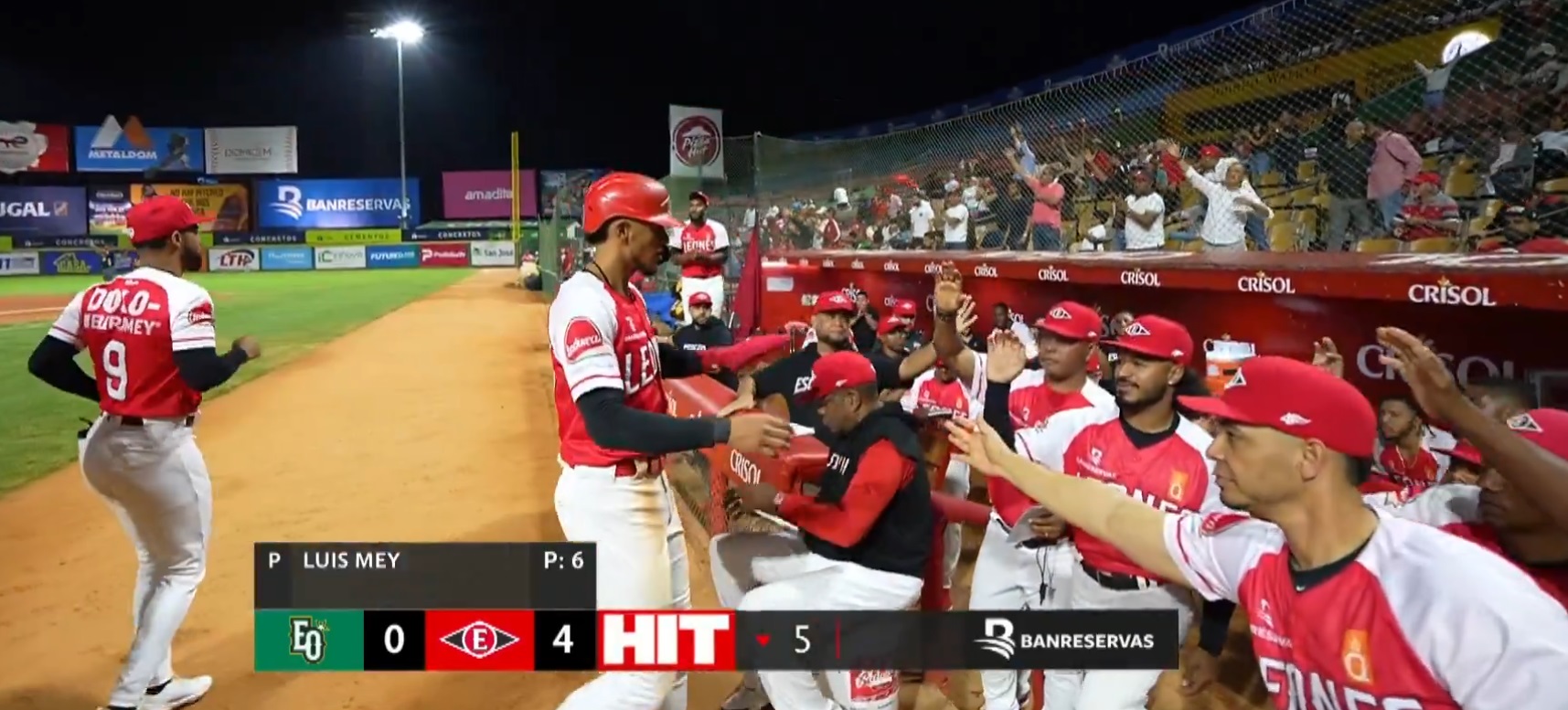 Leones celebran carrera anotada de Erik González.