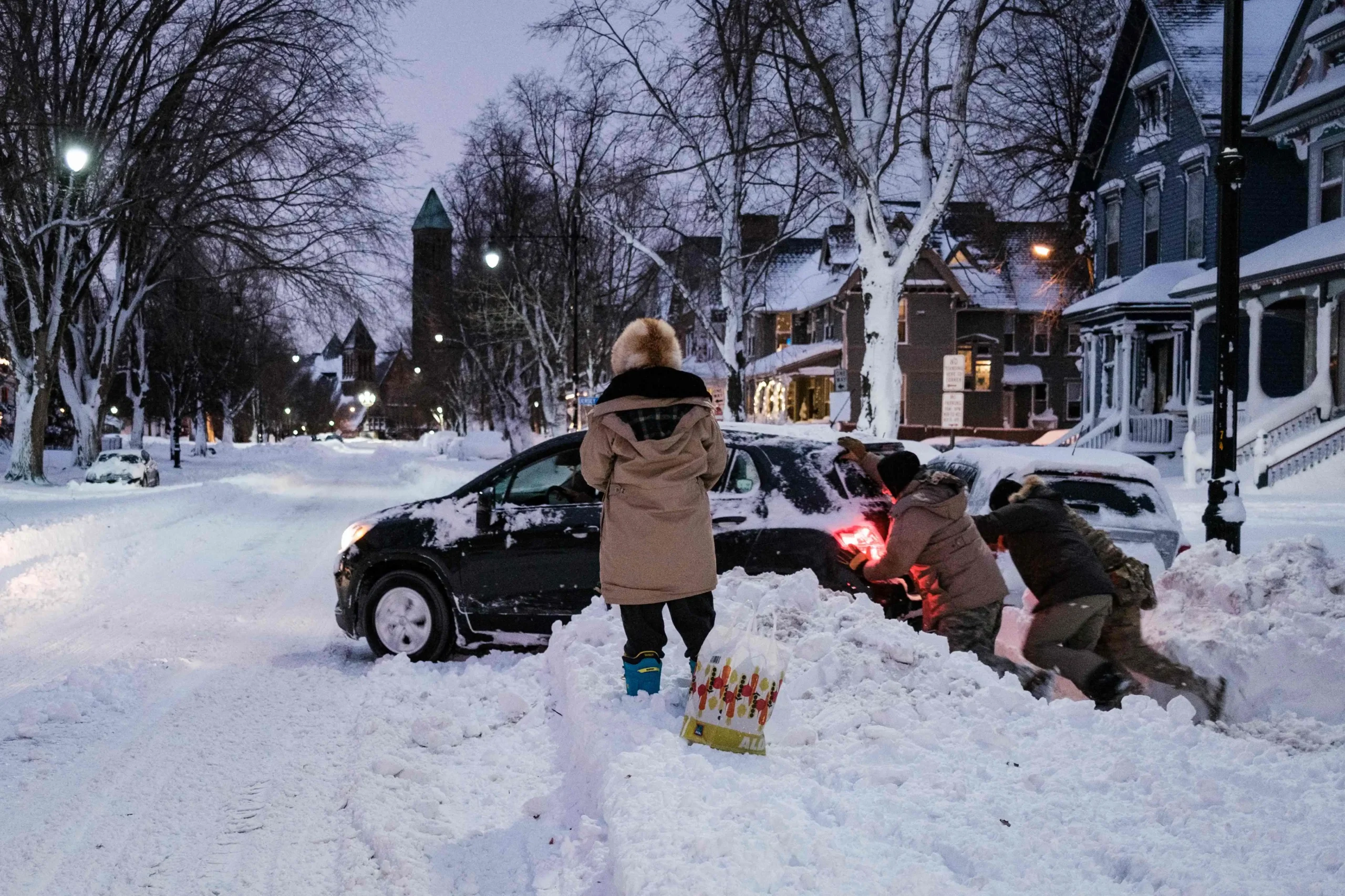Autoridades emiten alerta de viaje en tres estados de EE.UU. por posibles lluvias heladas y nieve