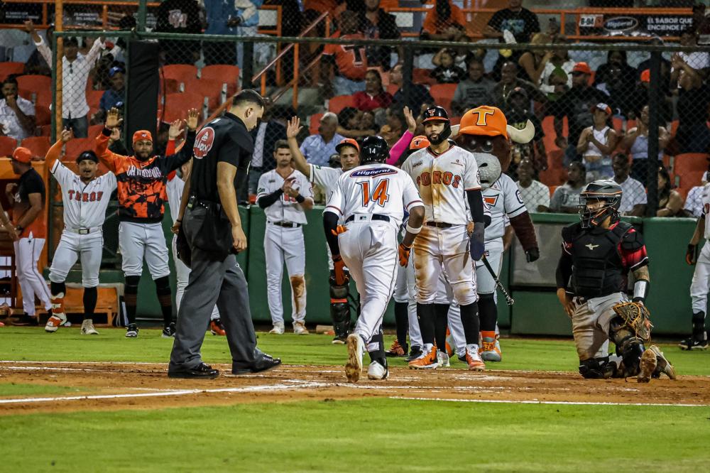Toros gana a Leones 8 a 4 lunes 17 nov