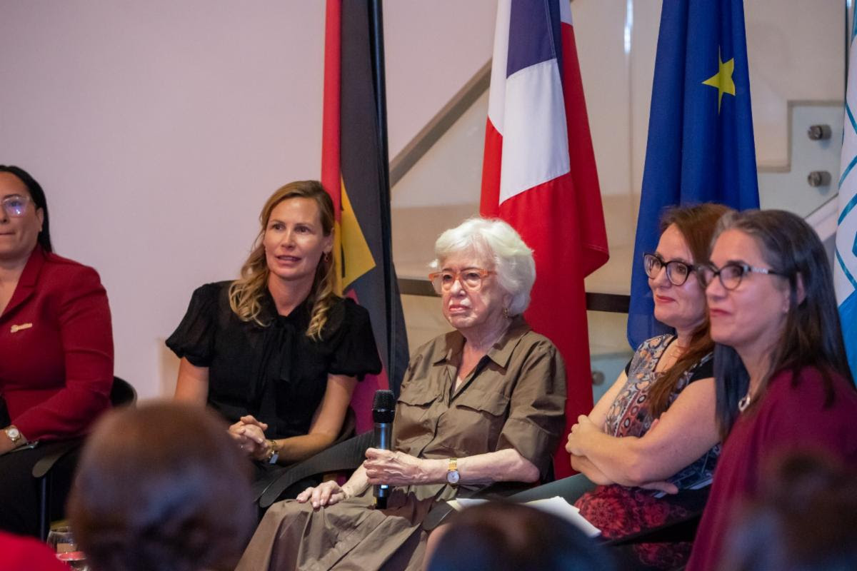 Encuentro con Milagros Ortiz Bosch y lideresas sobre la participación política de las mujeres