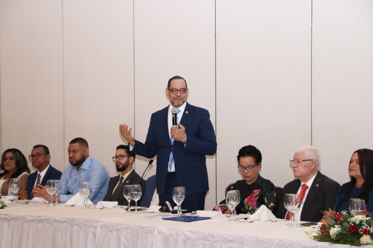 El director de la Defensa Pública, Rodolfo Valentín Santos, encabezó el almuerzo navideño con periodistas