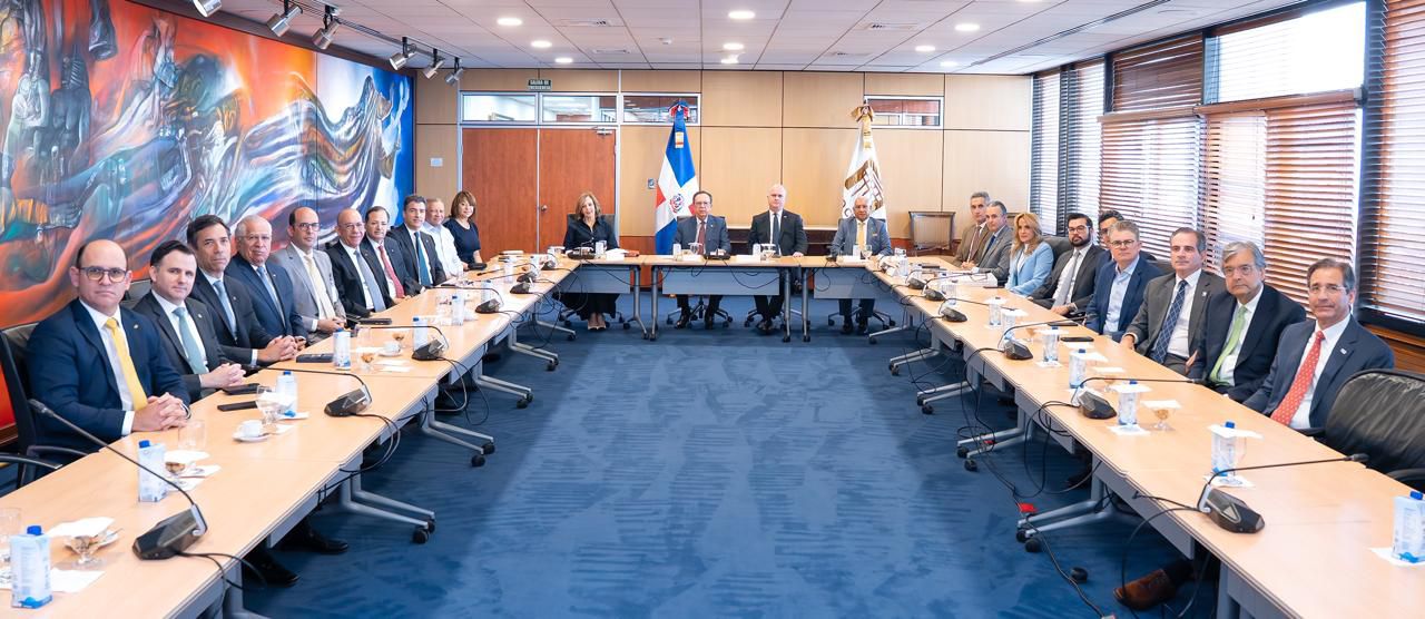 Valdez Albizu encabeza la reunión con directivos de bancos múltiples