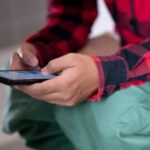 Alertan sobre riesgo médico asociado con el uso del teléfono en el baño