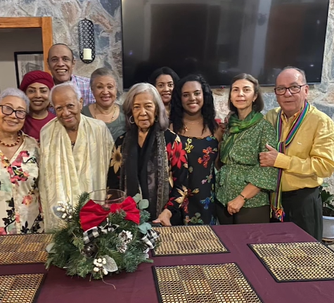 La madre de Marcel, junto a otros familiares