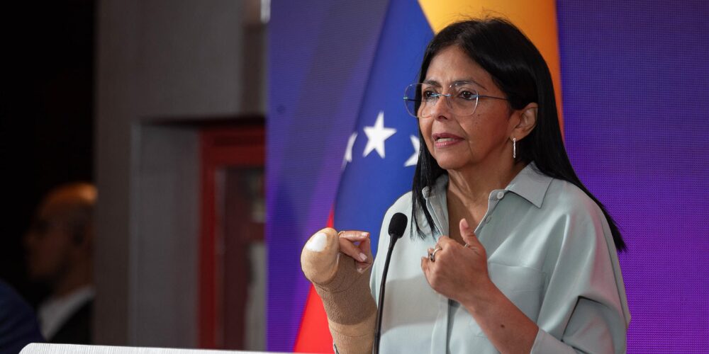 Venezuela dice que "el enemigo no descansa" y pide a trabajadores petroleros estar alerta