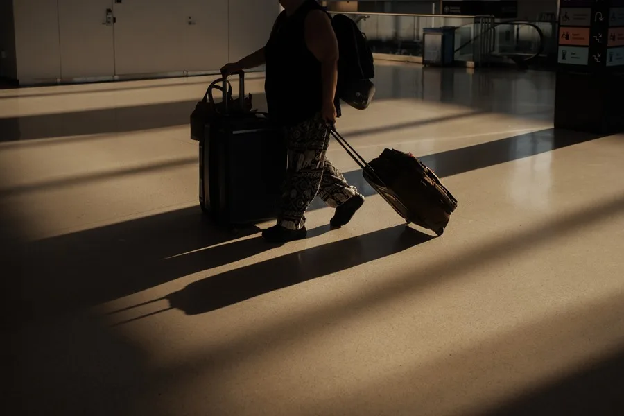 Una persona transita por el Aeropuerto Internacional de Newark, el 24 de diciembre de 2025, en Nueva Jersey. EFE