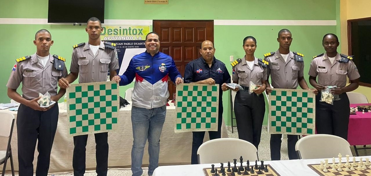 En el Centro Primer Teniente Fermín Kedual y Braulio Ramírez junto al equipo de la Policía Nacional.