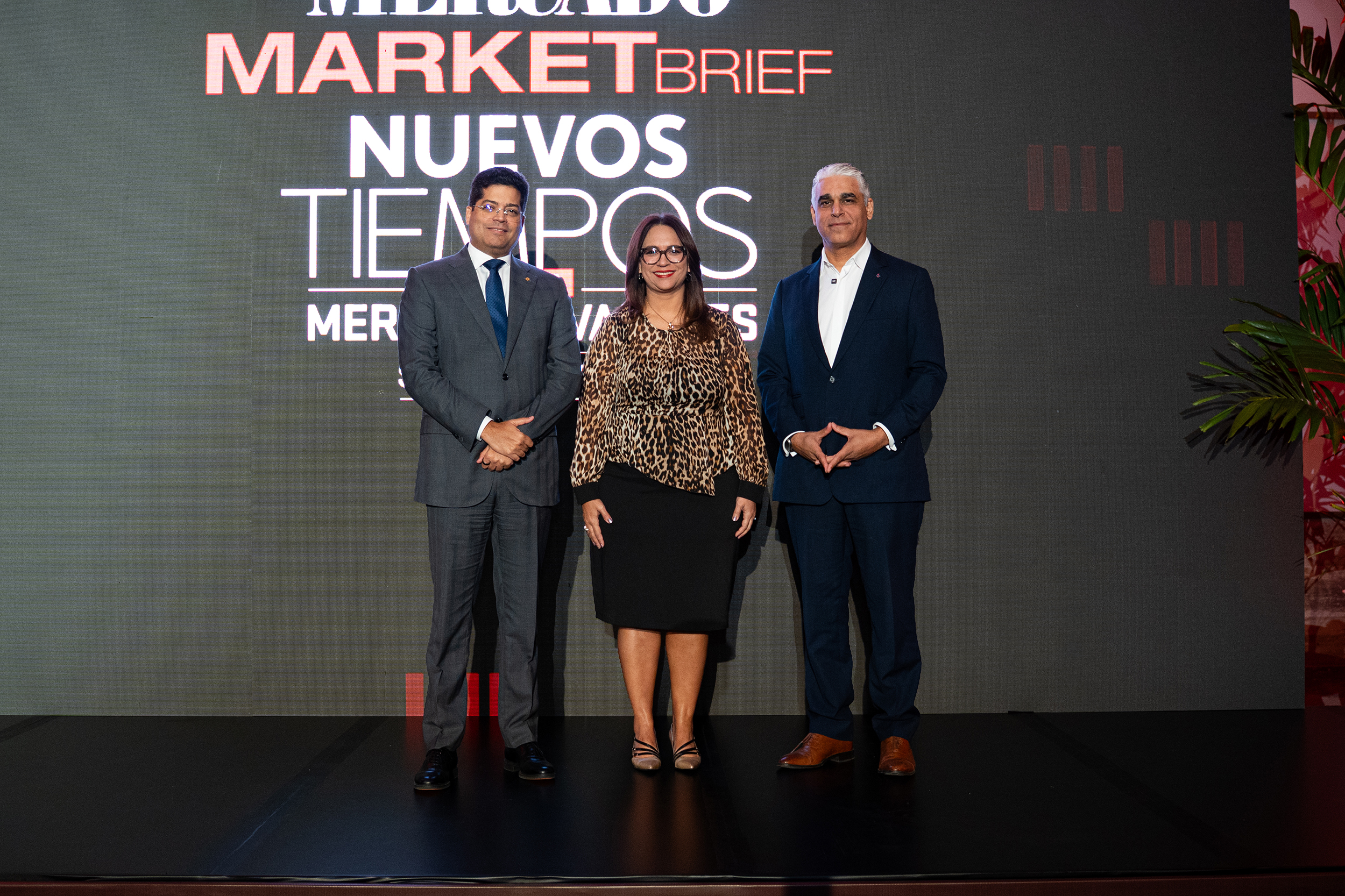 Desde la izquierda, Rafael E. Izquierdo, presidente ejecutivo de Grupo Universal; Katty Cepeda, directora ejecutiva de la Asociación de Puestos de Bolsa y Javier Guerrero, presidente ejecutivo de Primma Valores.