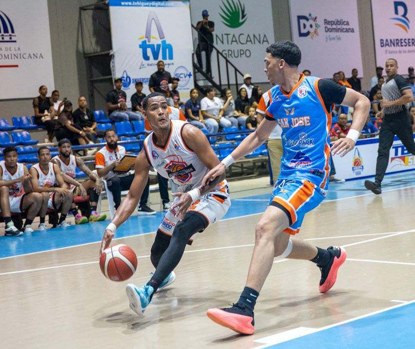 Ariel De León, del club Antonio Guzmán, avanza con el balón en una ofensiva ante el defensor del club San José, Juan Areche