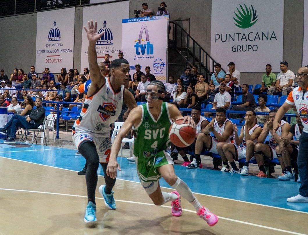 Roderick Guzmán, del club Savica, avanza con el balón ante el asedio de Ariel De León, del equipo Antonio Guzmán.