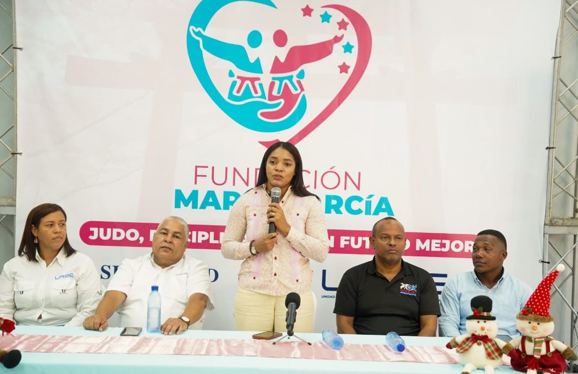 María García, presidenta de la Fundación María García, da detalles del club de Judo, junto a Tania Rosario, y Fernando Geraldino, de Seaboard, Gilberto García y Melvyn Graciano.