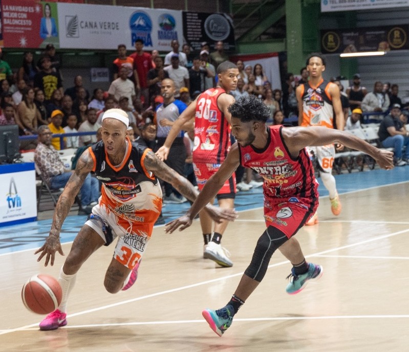 Oliver García, del Antonio Guzmán, driblea el balón defendido por Félix Cedeño, del Centro.