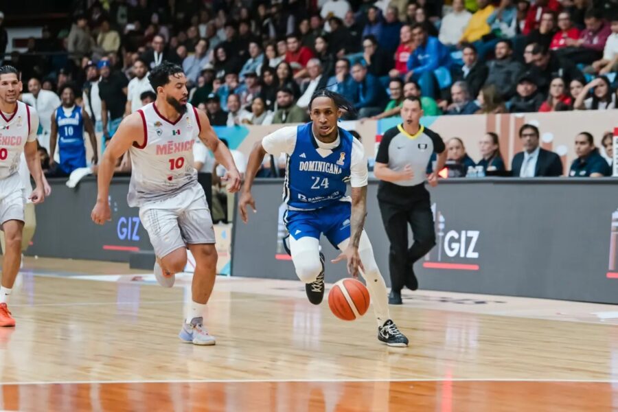 El dominicano Jassel Pérez avanza con el balón ante la defensa de Gabriel Girón, de México.