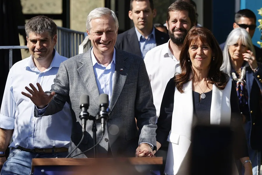 José Antonio Kast saluda junto a su esposa, Pía Adriazola, durante la primera vuelta de las elecciones a la Presidencia, el 16 de noviembre de 2025, en Paine (Chile). EFE/ Elvis González.