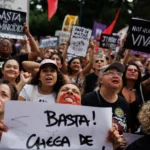 Miles de brasileñas salen a las calles en protesta por una ola reciente de feminicidios