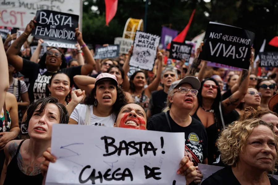 Miles de brasileñas salen a las calles en protesta por una ola reciente de feminicidios