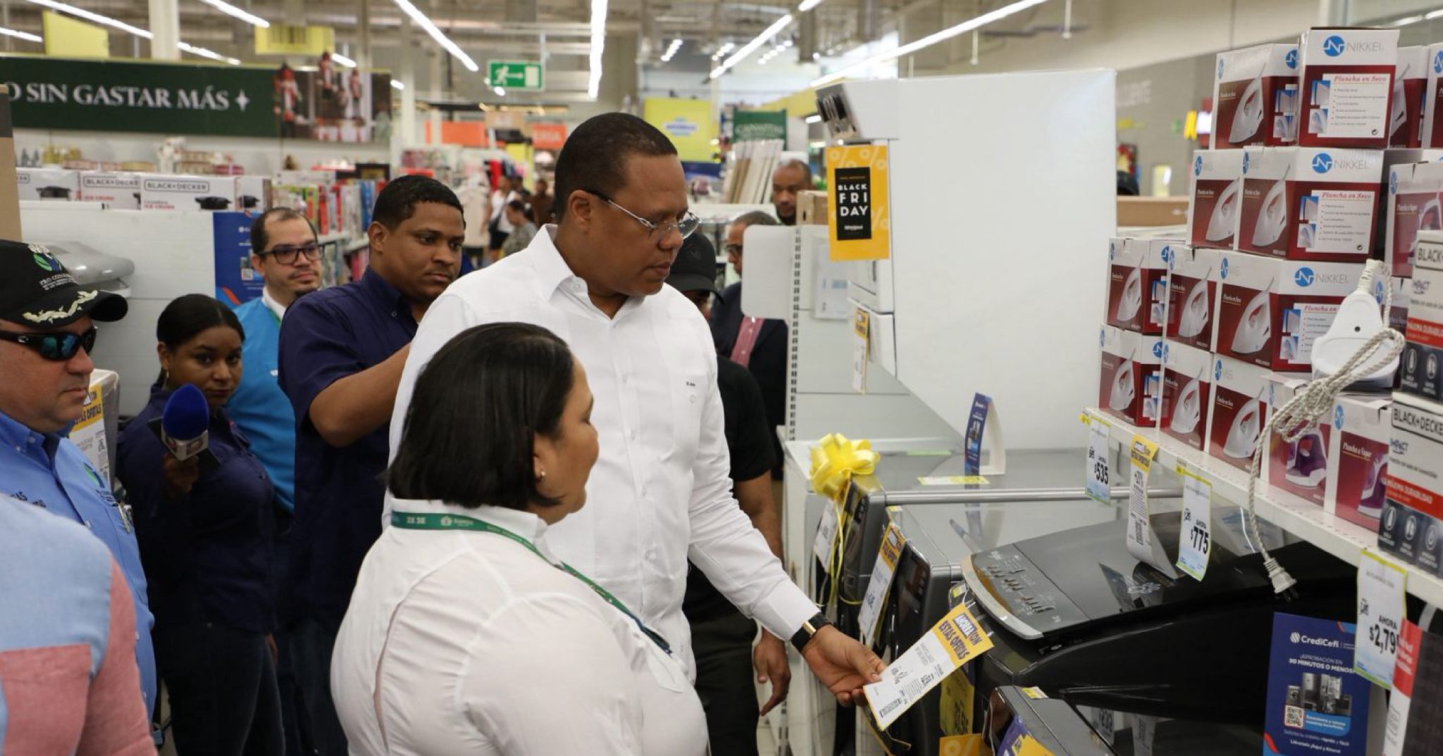 Director de Por Consumidor supervisa ventas, imagen de referencia.