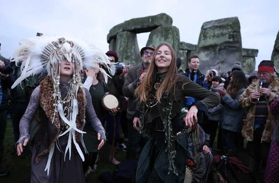 Cerca de 8.500 personas se congregaron este domingo en el monumento megalítico de Stonehenge, al suroeste de Inglaterra, para celebrar el solsticio de invierno. EFE