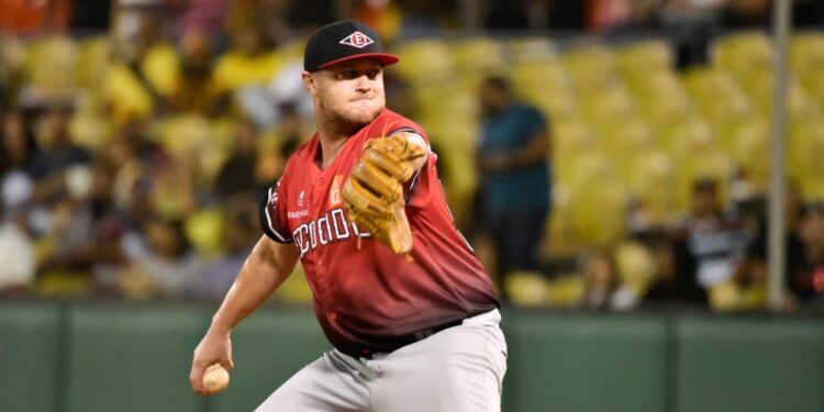 Travis Lakins lanza primores para los Leones.
