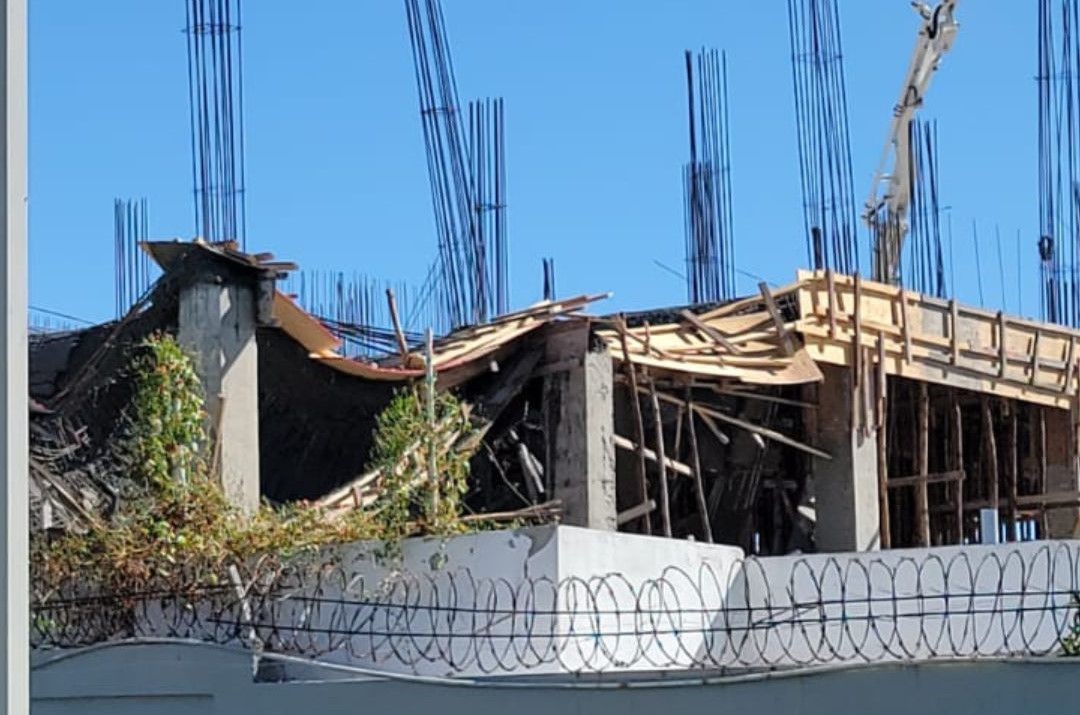 Se desploma techo de un hospital en construcción en Azua 