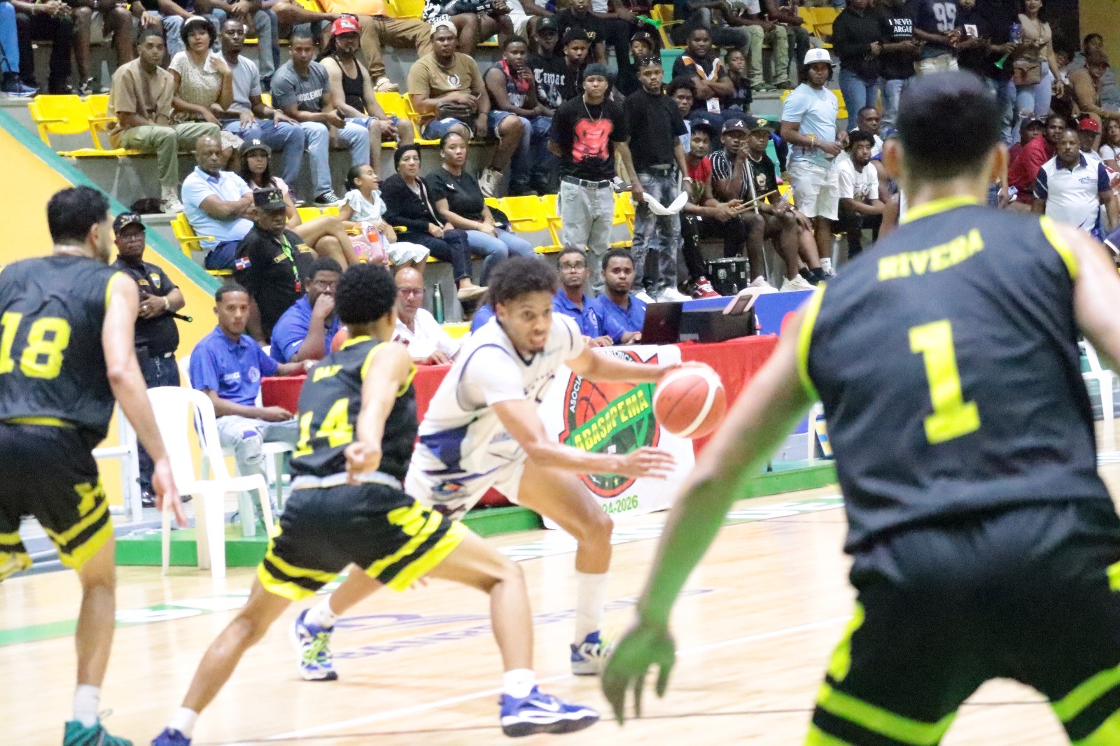 Luis Feliz, del club Todos Estrellas de Consuelo, driblea el balón asediado por Yedwin Barry, de los Titanes de Miramar. Figuran, Brayan Polanco (18) y Justin Rivera (1).