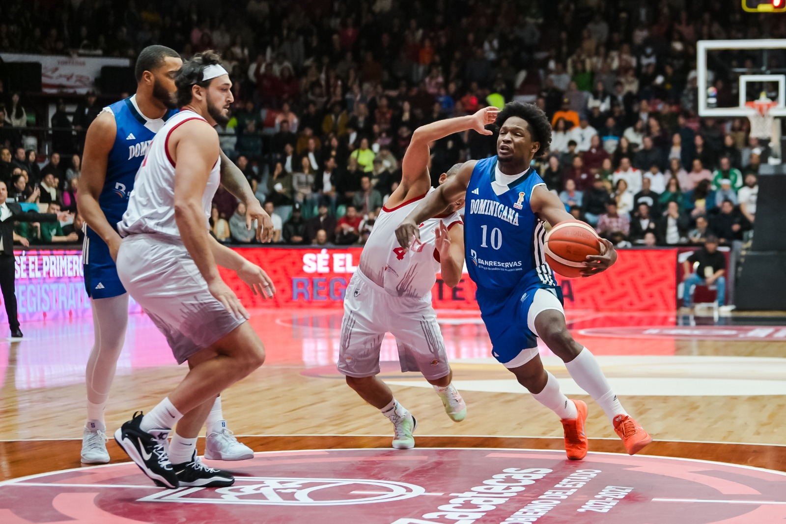 Andrés Feliz, de República Dominicana, es defendido por Paul Stoll, de la selección de México.
