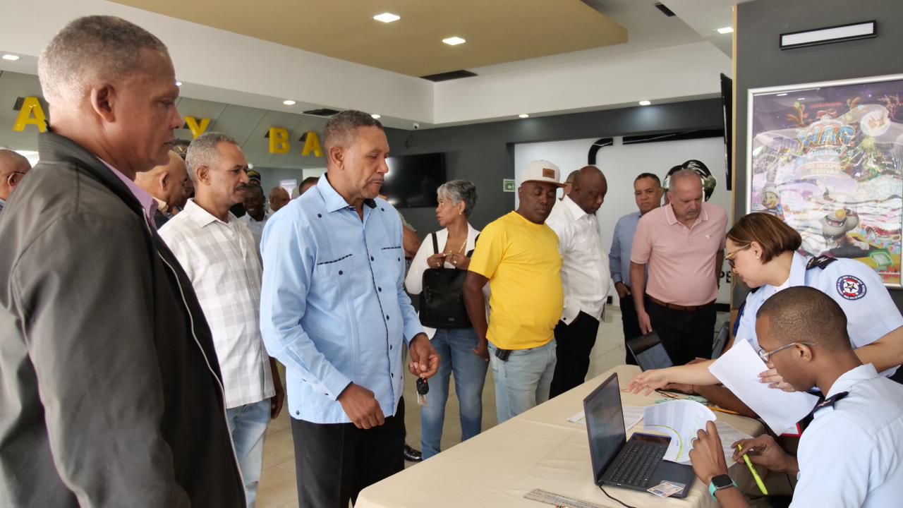 Proceso de entrega del “Cheque Sueldo por Año” a militares recientemente retirados