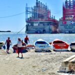 Las barcazas de Los Negros: energía sucia en aguas protegidas