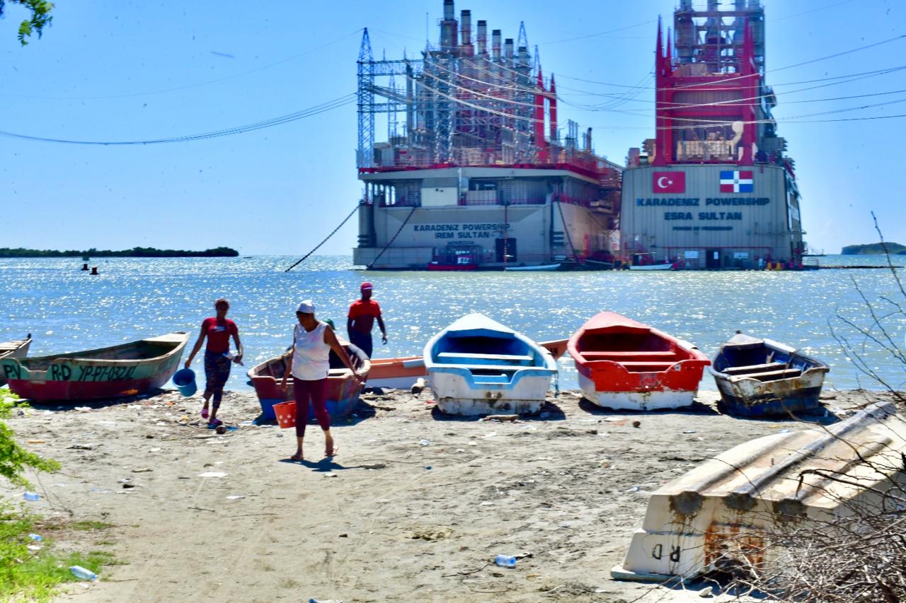 Las barcazas de Los Negros: energía sucia en aguas protegidas