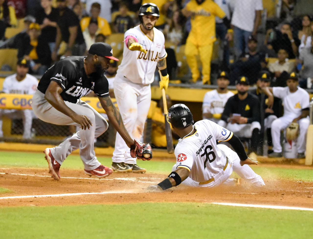 Aguilas ante los Leones