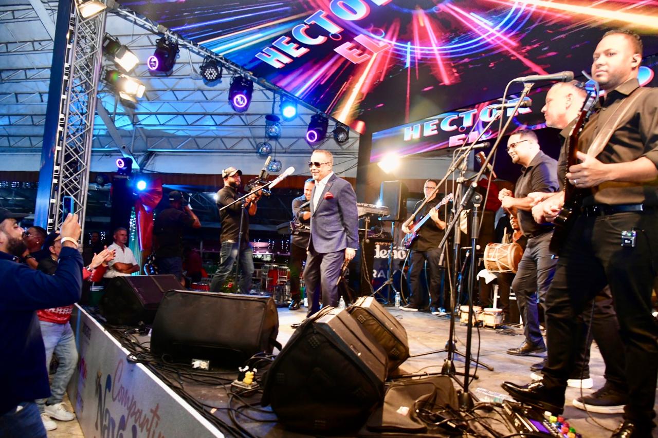 Héctor Acosta, durante su presentación en la fiesta navideña de Medios Panorama