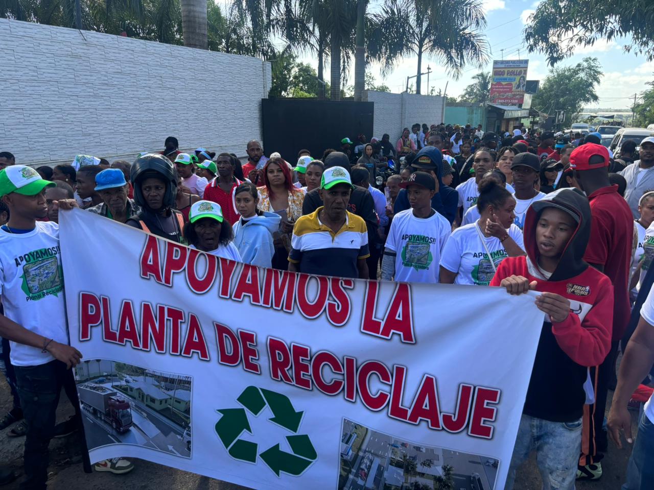 Grupo en favaor de la planta de reciclaje en La Cuaba