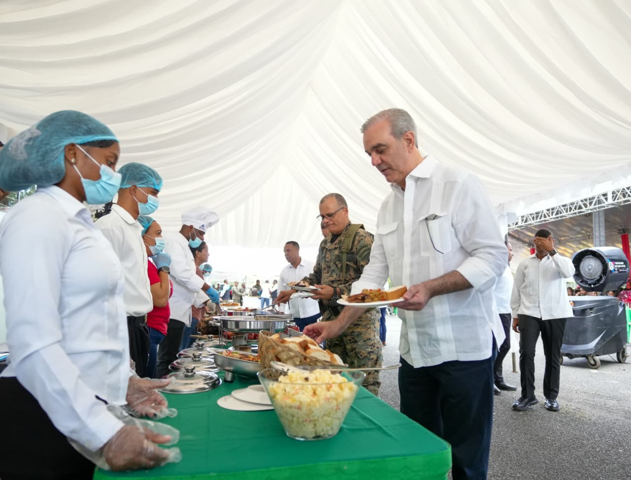 Abinader inaugura obra y comparte almuerzo navideño con militares en el Campamento 16 de Agosto