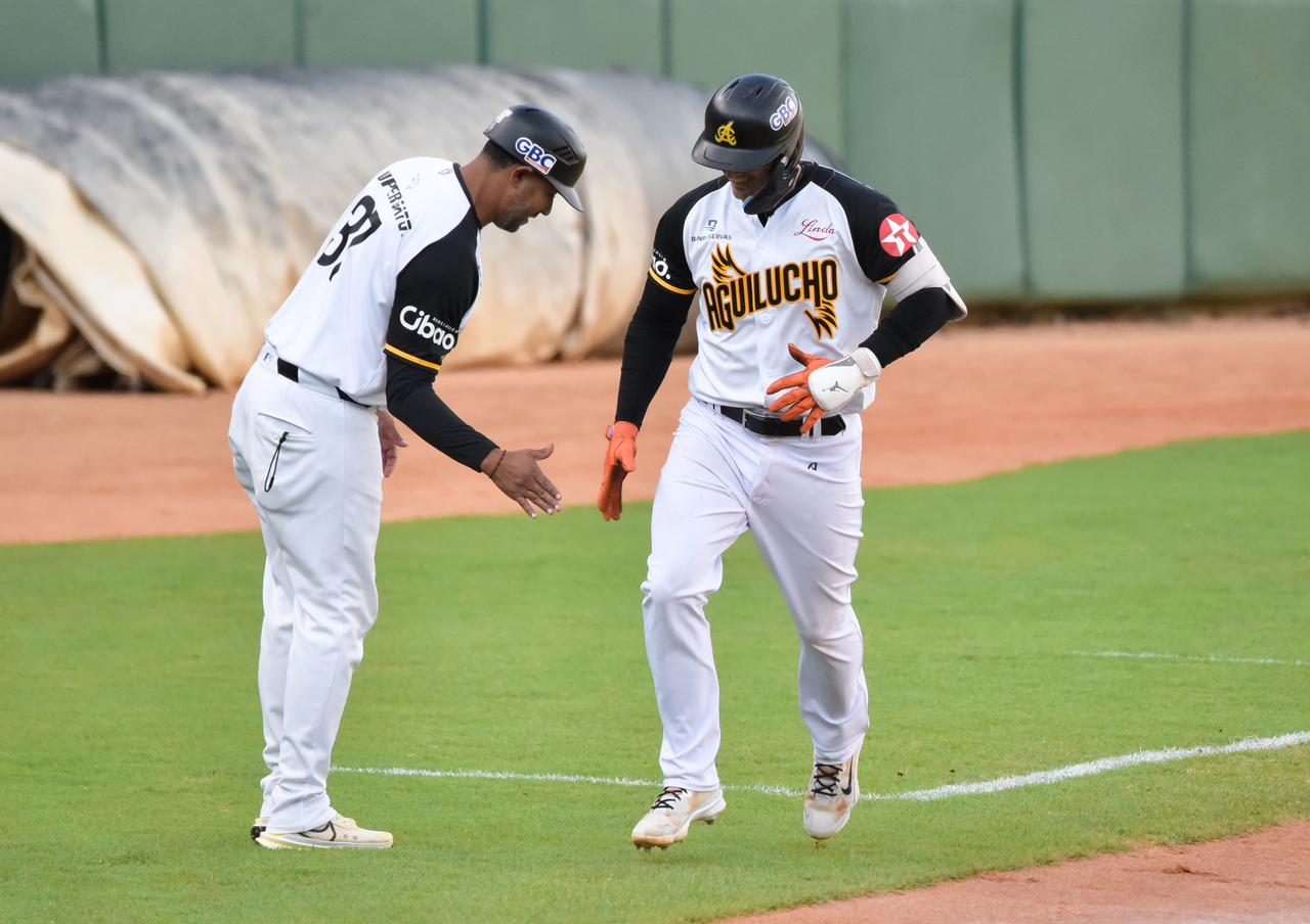 .– Cuatro lanzadores de las Águilas Cibaeñas se combinaron para blanquear 2-0 a los Toros del Este