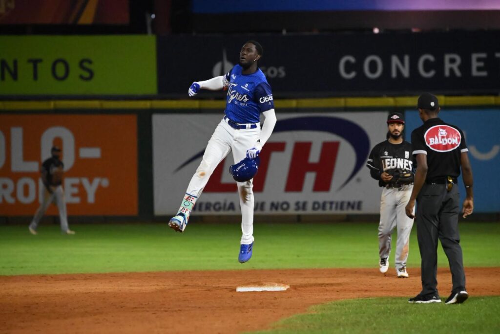 Ronny Mauricio decidió el partido con un dramático cuadrangular para dejar tendidos en el terreno a los Leones del Escogido, en un triunfo 6-5 de los Tigres del Licey