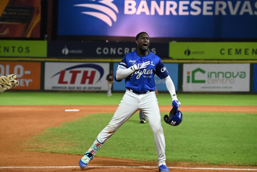 Ronny Mauricio decidió el partido con un dramático cuadrangular para dejar tendidos en el terreno a los Leones del Escogido, en un triunfo 6-5 de los Tigres del Licey
