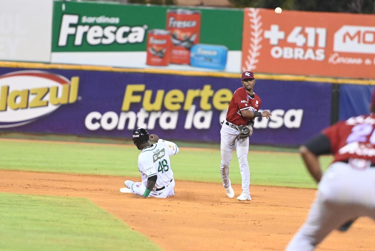 Un lanzamiento descontrolado del relevista Patrick Weigel permitió que Luis García Jr. anotara la carrera decisiva en la décima entrada, dando a los Gigantes del Cibao una victoria 8-7 sobre las Estrellas