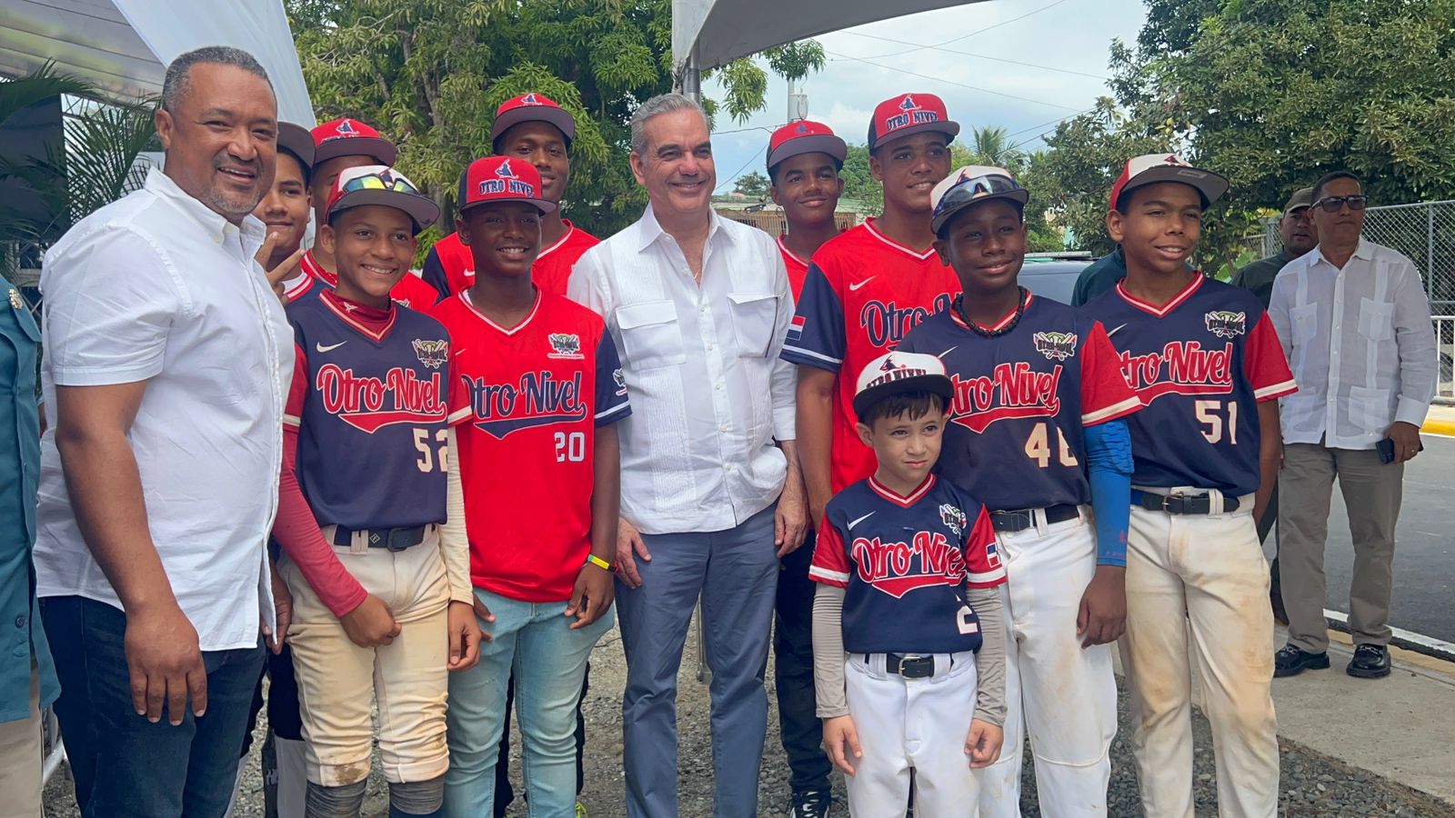Luis Ramírez y niños de la liga comparten con el presidente Luis Abinader, durante una visita que hizo el mandatario a la entidad mientras inauguraba el asfaltado de las calles del sector Arpe IV.