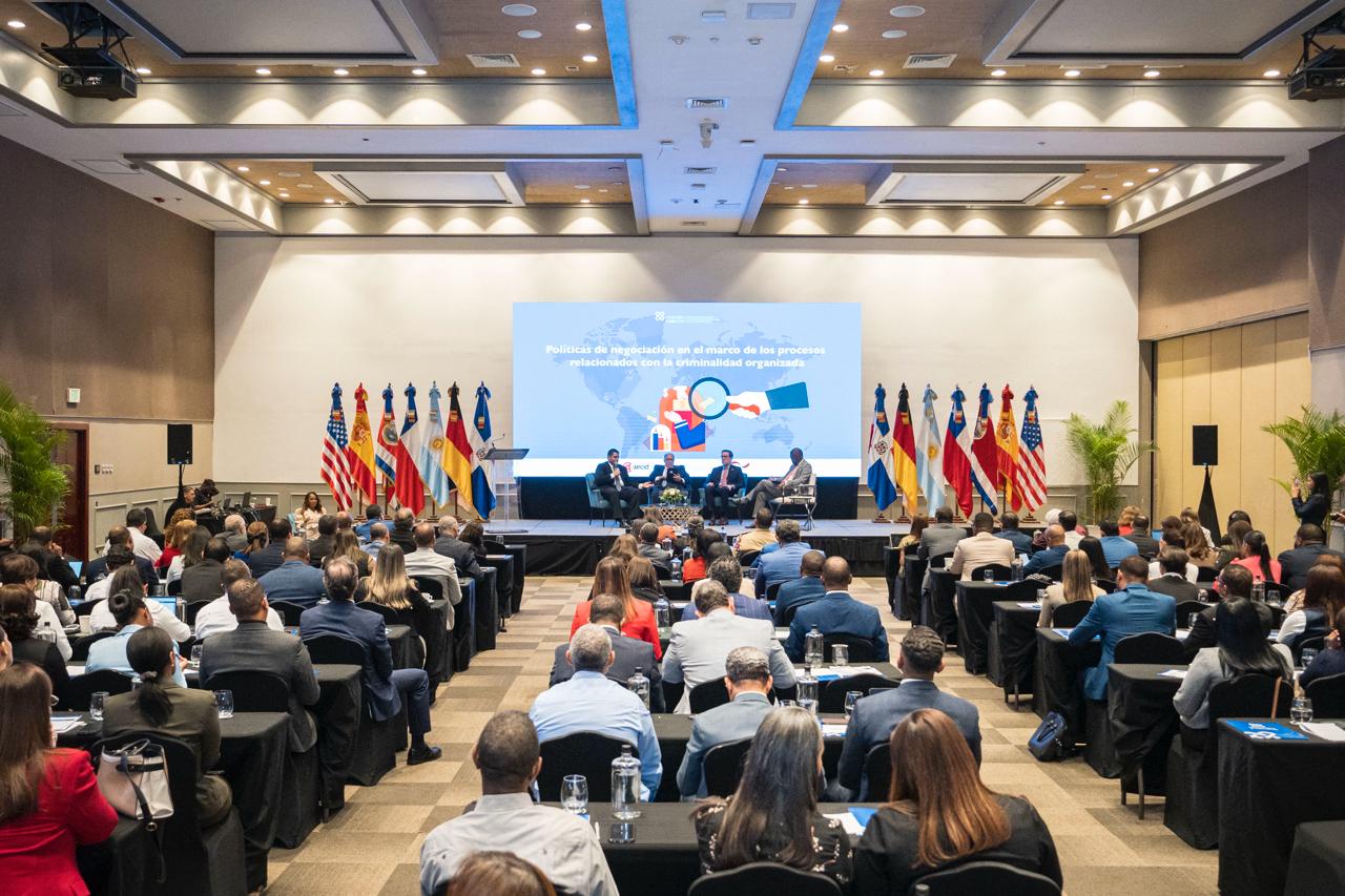 El estadounidense Daniel R. Alonzo y los dominicanos Ángel Brito Pujols y Ramón Núñez participaron en un panel moderado por el procurador adjunto Wilson Camacho
