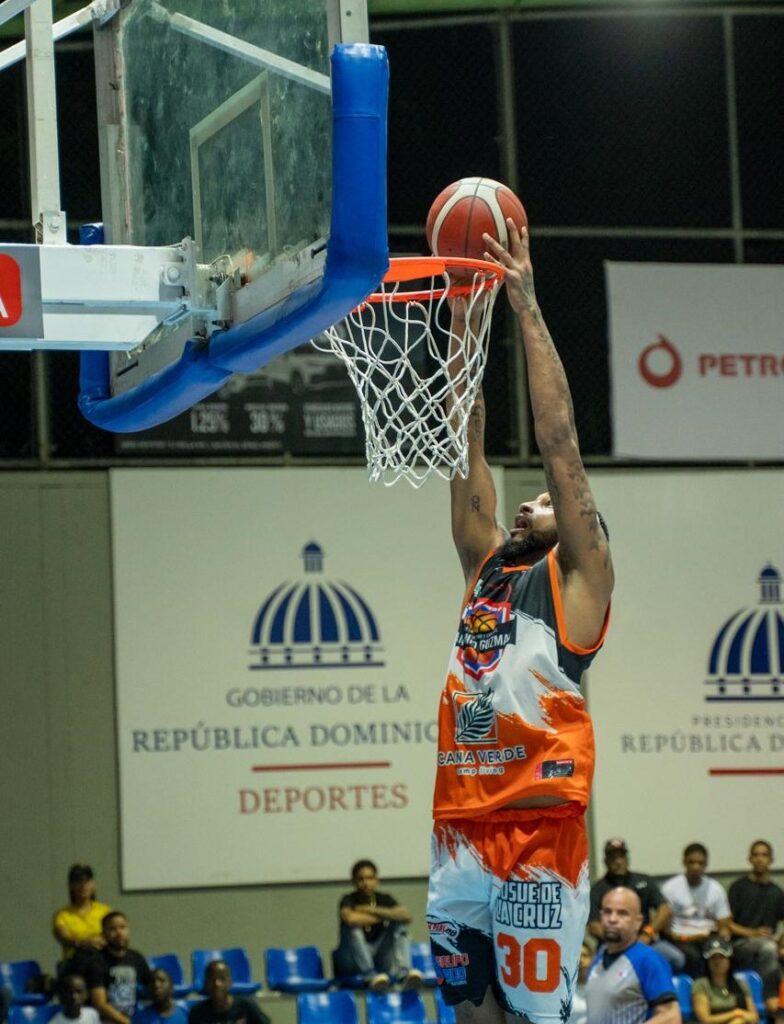 Bryan De la Cruz, del club Antonio Guzmán, donquea el balón ante el club San Francisco.