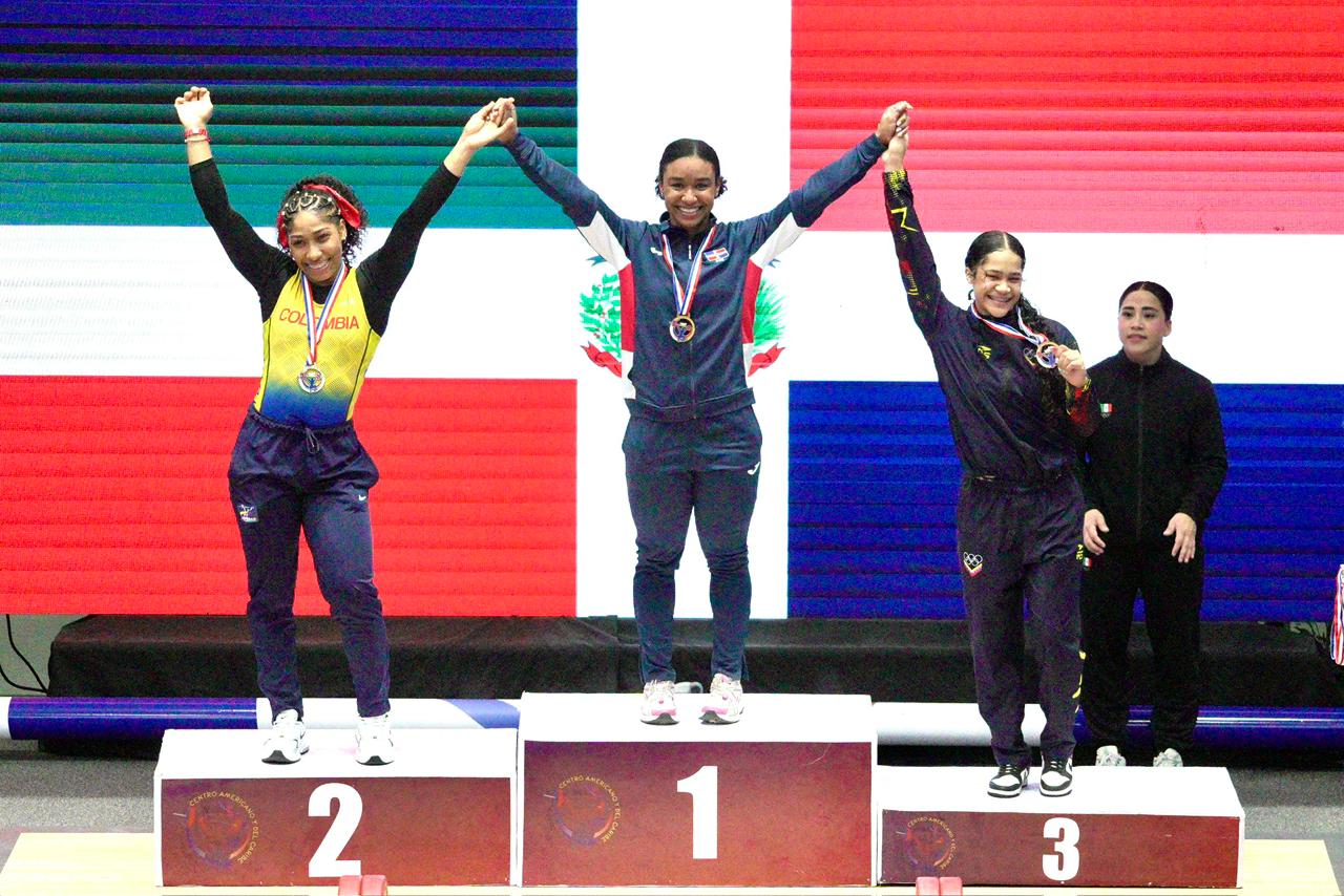 a representación de República Dominicana ocupa de manera provisional el liderato en la rama femenina del Campeonato Centroamericano y del Caribe de Levantamiento de Pesas,