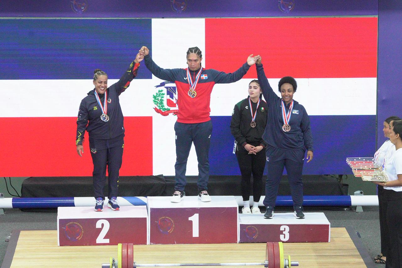 Yudelina Mejía ratificó su condición de medallista mundialista al coronarse este viernes campeona absoluta de la división 86 kilos del Campeonato Clasifcatorio Centroamericano y del Caribe de Pesas